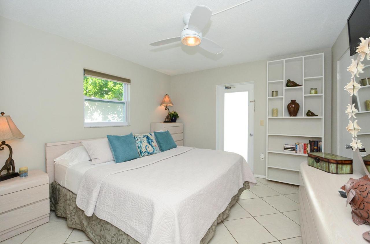 Canal 313 - Right In Siesta Key Village! Exterior photo